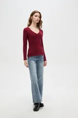 Remera manga larga de viscosa color blanco, ajustada al cuerpo y con cuello en V.