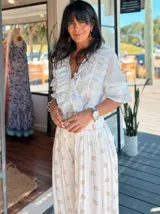 Camisa blanca de organza con volados en el frente y mangas 3/4.