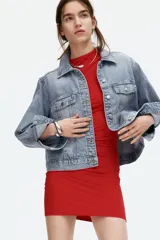 Vestido corto rojo de punto elástico, con cuello elevado corto, mangas cortas, corte ajustado y detalle drapeado en un hombro y un lateral.
