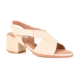 Sandalias de cuero color beige, con taco ancho y tiras cruzadas.