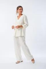 Blusa de diseño moderno, color blanco, con detalles sutiles y corte holgado.