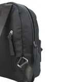 Mochila negra de nylon con bolsillo frontal con cierre y detalles en símil cuero. Tiene asa de mano, correas regulables y bolsillo trasero vertical con cierre. En el interior tiene dos bolsillos con cierre y uno abierto con división.
