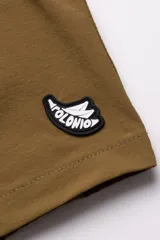 Short de baño color marrón con cordón ajustable en la cintura, logo bordado en la pierna izquierda y parche con logo en la pierna derecha.