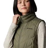 Chaleco verde oliva con relleno térmico y tecnología Omni-Heat reflectante. Tiene cierre frontal con cremallera, cuello alto forrado en polar y bolsillos laterales con cierre.