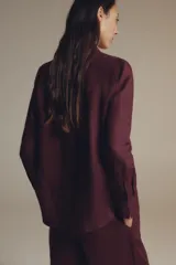 Camisa color ladrillo confeccionada en lino 100%, de corte recto, con cuello solapa, manga larga con puños y cierre frontal con botones.