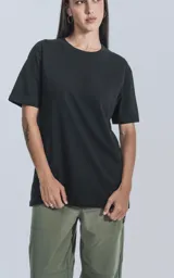 Remera negra de manga corta, cuello redondo y calce regular con recorte en la espalda.