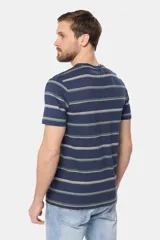 Remera de manga corta con rayas horizontales en tonos beige, azul, verde y salmón.