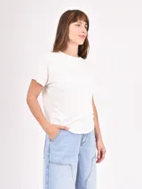 Remera blanca de corte recto y mangas cortas.