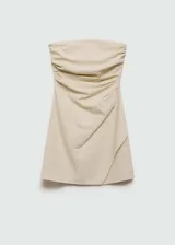 Minivestido strapless color beige con textura de rayas diagonales, diseño drapeado y cierre lateral invisible.