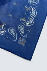 Bandana negra de algodón con estampado de cachemir en tonos dorados y blancos.