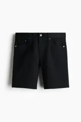 Short negro de sarga de algodón suave, corte estándar y cinco bolsillos con cierre y botón.