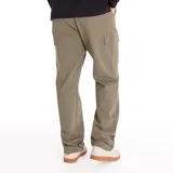 Pantalón cargo de hombre, color negro, corte recto, con bolsillos laterales tipo parche con solapa y bolsillos traseros con solapa. Fabricado en tejido de algodón resistente.