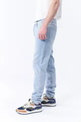 Pantalón jean slim de denim color azul claro.