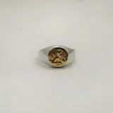 Anillo de plata con aplique de oro con la figura de un ángel querubín.