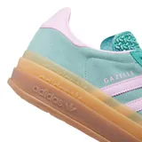 Championes Adidas Gazelle Bold W, color celeste con detalles en rosa y suela de plataforma color caramelo.