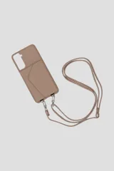 Funda para Samsung S24 en color gris, con billetera integrada y cadena para llevar al hombro.