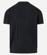 Remera negra de algodón con textura trenzada, cuello redondo y mangas cortas.