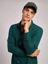 Camisa de manga larga color verde oscuro, confeccionada en liocel y algodón.