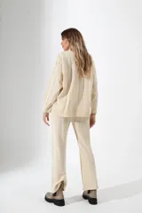 Pantalón tejido de corte cómodo y ligero, con diseño de rayas verticales.