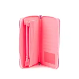 Billetera tipo fichero de color lila marca Extra Large, confeccionada en cuero sintético. Cuenta con cierre perimetral, correa de mano desmontable y herrajes plateados.