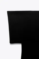Vestido corto negro de tejido de punto, con escote recto y hombros descubiertos.
