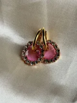 Par de aros dorados con dije circular de resina color terracota con glitter y borde de strass.