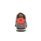 Zapatillas Caterpillar modelo Ventura, color gris con detalles en naranja. Capellada de gamuza recubierta de PU, forro de malla interior hecho con residuos industriales 100% reciclados, plantilla de espuma EVA suave que aporta comodidad duradera, forro de calcetín 100% reciclado de la industria posindustrial, suela de EVA ligera, construcción Strobel.