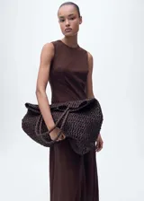 Vestido midi marrón sin mangas, con cuello redondo, corte evasé y bajo abullonado.