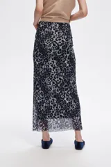Falda midi de corte recto con estampado animal print en tonos grises y negros.