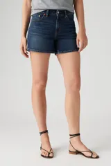 Shorts de jean de tiro alto, color azul oscuro, con corte a la rodilla.