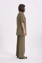 Pantalón de punto color verde oliva con textura acanalada.