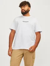 Remera blanca de manga corta con cuello redondo y calce relajado. Estampa en relieve con efecto tridimensional.