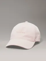 Gorra de béisbol rosa claro con logo de Calvin Klein Jeans bordado en el frente.