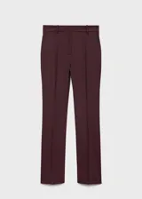 Pantalón de vestir color borgoña con finas rayas verticales, de tiro medio, corte recto y bolsillos traseros de ribete. Cierre frontal oculto con botón, gancho y cremallera.