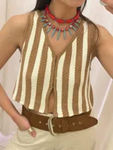 Chaleco de punto con rayas verticales color beige y blanco, con cierre frontal de botones.