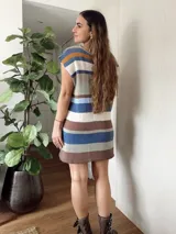 Vestido corto tejido con hilo de algodón en punto jersey rayado. Silueta recta y cuello redondo. Terminaciones en crochet.