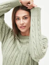 Sweater tejido con trenzas color beige claro, de corte holgado y cuello en V.