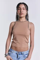 Musculosa color camel de algodón con cuello redondo y sisas con tachas plateadas.