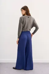 Pantalón palazzo azul eléctrico de tiro alto con cintura elastizada y bolsillos diagonales.