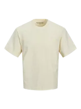 Remera color crema de manga corta y cuello redondo con estampa en la espalda con la palabra "MALIBU".