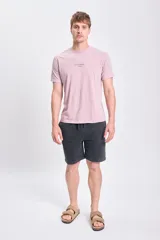 Bermuda deportiva casual lavada en color gris oscuro, con cintura elástica y cordón ajustable.