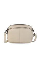 Bandolera pequeña de símil cuero color beige, con dos compartimentos principales con cierre superior y un bolsillo frontal con cierre. Posee correa ajustable para llevar al hombro o cruzada.