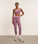 Calza deportiva color lila con cintura alta en V bicolor, confeccionada en microfibra ligera.