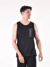 Musculosa negra con estampado de texto y logo en el pecho.