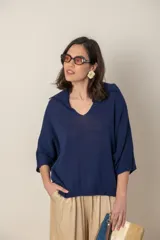 Blusa italiana tejida color beige, con cuello polo, mangas murciélago y corte holgado.