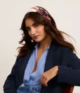 Pañuelo cuadrado de satén de poliéster con estampado de guarnición.