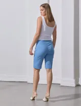 Bermuda color turquesa en gabardina elastizada, marca Zac & Rachel, con pretina ancha elastizada.