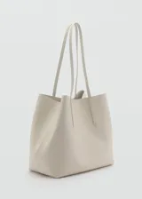 Bolso tipo shopper color beige con efecto piel abatanada, tamaño grande, cierre de gancho, doble asa corta y asa de hombro.