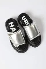 Sandalias negras de cuero sintético con plataforma track.