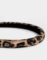 Vincha rígida con estampado animal print.